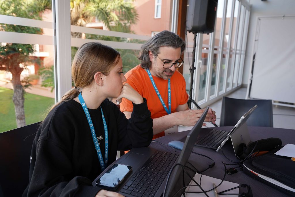 Javier at WordCamp Chiclana 2024 Contributor Day, sharing his knowledge to a fellow WordPress contributor