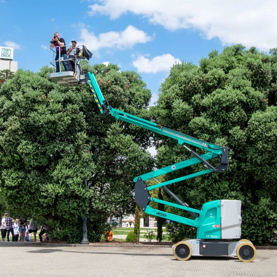 Nilo Velez taking photos of WordCamp moment on a cherry-picker crane